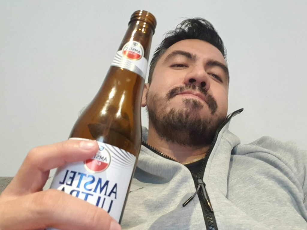 Arturo Navarro y la cerveza.